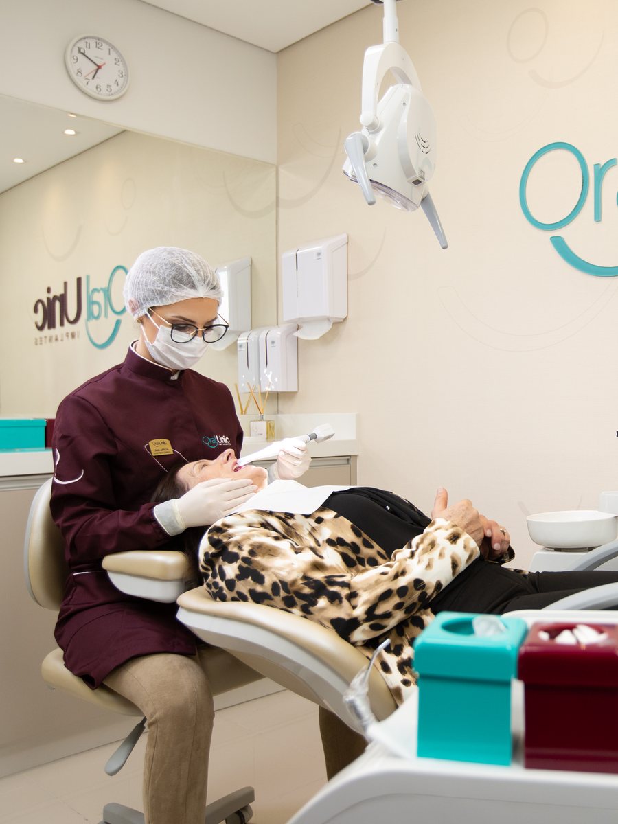 Atendimento odontológico em consultório da Oral Unic Farroupilha
