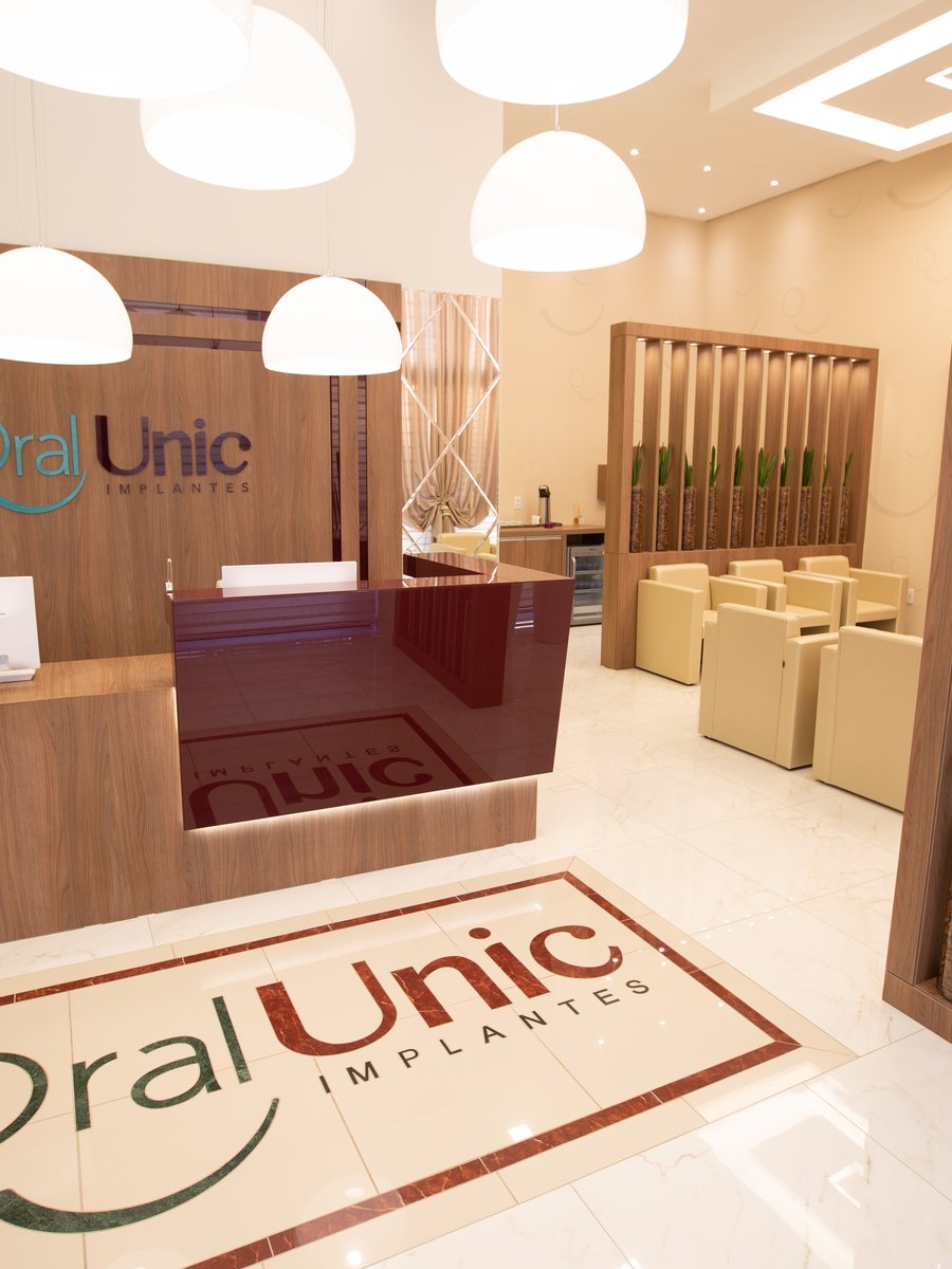 Recepção da Oral Unic Farroupilha com balcão em madeira
